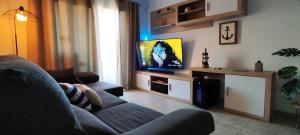 Televízia a/alebo spoločenská miestnosť v ubytovaní Bonito apartamento cerca del mar