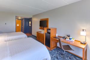 Postel nebo postele na pokoji v ubytování Four Points by Sheraton Raleigh Durham Airport
