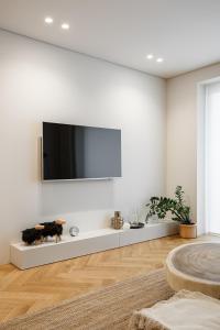 uma sala de estar com televisão numa parede branca em Grush em Ivano-Frankivsk