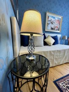uma lâmpada numa mesa de vidro numa sala de estar em Ca' Lavezzera em Veneza