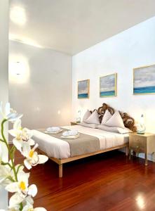 1 dormitorio con 1 cama grande y paredes blancas en San Marco2 Apartment en Venecia