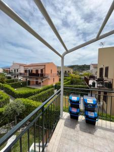 - un balcon avec deux tabourets bleus sur une terrasse dans l'établissement Casa Vacanze Isabella, à Campofelice di Roccella