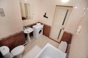 ein Badezimmer mit Toilette und Waschbecken in der Unterkunft Уютная квартира в ЖК Адиет с видом на горы in Almaty + 8 Fotos