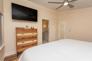 um quarto com uma cama e uma televisão de ecrã plano em 40 Acres w/Waterfalls, Vineyard, Stream, 5 bedroom em Moravian Falls