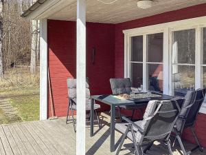 un patio con tavolo e sedie su una casa di Holiday home ASKERSUND ad Askersund
