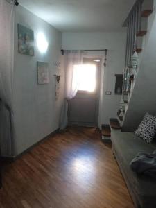 D&P Baia Boccadasse في جينوا: غرفة معيشة مع أريكة وباب