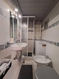 ジェノヴァにあるD&P Baia Boccadasseのバスルーム(洗面台2台、トイレ、シャワー付)