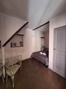 ジェノヴァにあるD&P Baia Boccadasseのベッドルーム1室(ベッド1台、椅子1脚付)