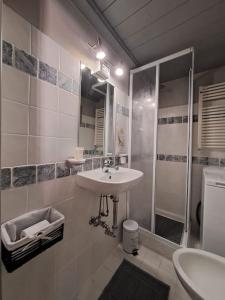y baño con lavabo y ducha. en D&P Baia Boccadasse, en Génova