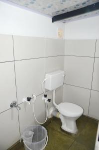 瓦亞納德的住宿－Misty Ghats Resort，一间带卫生间和桶的浴室