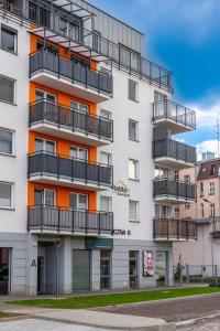 een appartementencomplex met balkons in een straat bij Apartament Graniczna 6B in Bydgoszcz