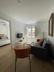 ein Wohnzimmer mit einem Sofa und einem Bett in der Unterkunft Apartamentos La Hormiga Deluxe in Adra