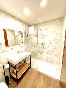 La salle de bains est pourvue d'un lavabo et d'une douche. dans l'établissement Ca' Lavezzera, à Venise