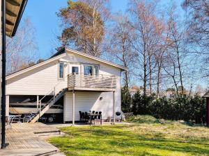 Casa blanca con porche y terraza en Holiday home STENUNGSUND II, en Stenungsund