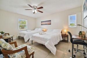 een slaapkamer met 2 bedden en een plafondventilator bij Home Near Weeki Wachee, King Bed, Huge Backyard in Spring Hill