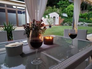 Dozmat的住宿－Villa Quality Wellness，一张桌子,上面放着两杯葡萄酒和蜡烛