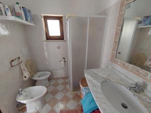 un bagno con lavandino, WC e doccia di La Pergola a Ischia