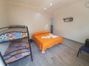 sypialnia z 2 łóżkami piętrowymi i stołem w obiekcie Vulcano: La Porta Delle Eolie w mieście Vulcano