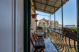 balcón con mesa y sillas en The Heart of Palace Apartment, en Split