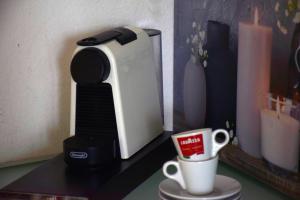 einen Toaster und eine Tasse Kaffee auf dem Tisch in der Unterkunft Rosenalm - Appartement 30 in Scheidegg