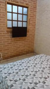 um quarto com piso em azulejo em frente a uma janela em Condominio Costa do Sol Praia - 600mt da praia em Bertioga