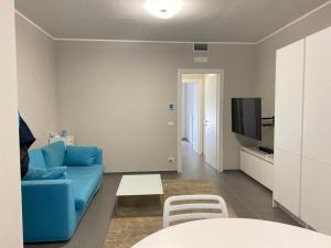 a living room with a blue couch and a tv at NUOVO E CENTRALISSIMO in Civitanova Marche