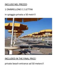 ein Bild eines Strandes mit Sonnenschirmen und einer Website in der Unterkunft Aria in Porto Santa Margherita