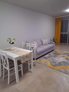 a living room with a couch and a table at ATEA APARTMENT KAVARNA in Kavarna