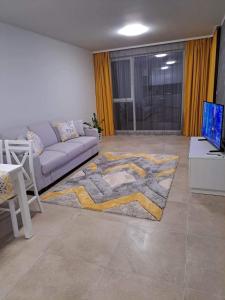 a living room with a couch and a rug at ATEA APARTMENT KAVARNA in Kavarna