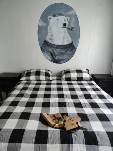 Bett mit einem Bild eines Eisbären mit einem Rohr in der Unterkunft Studio White Bears in Akureyri