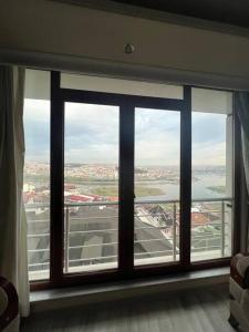 een raam in een kamer met uitzicht op een luchthaven bij Golden horn view apartment in Istanbul