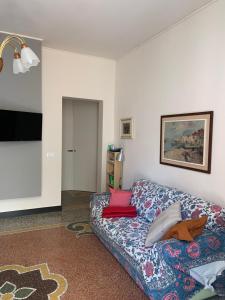 a living room with a couch with pillows on it at Americhe Apartment in Sestri Levante