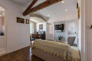 1 dormitorio con 1 cama y sala de estar en The Heart of Palace Apartment, en Split