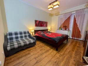 ブワディスワボボにあるRed Roseのベッドルーム(ベッド1台、ソファ付)