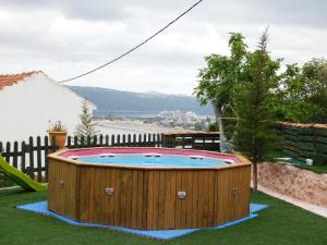 Tsikalariá的住宿－Michaela's House，房屋后院的热水浴池