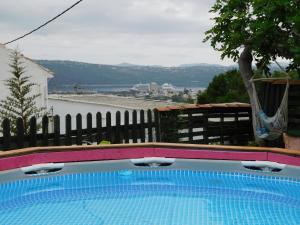 - une piscine avec vue sur l'eau dans l'établissement Michaela's House, à Tsikalariá