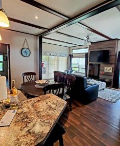 sala de estar con sofá y mesa en Lake Front Cottage, 5 Star Golf Course!! Spacious, Dream Resort!!, en Keene