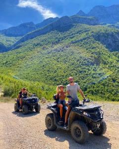 Goranci的住宿－Holiday Resort Zlatni Dol Mostar，一群人沿着土路骑着小马