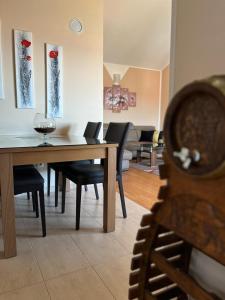 Posedenie v ubytovaní Apartments Four You-with sea view