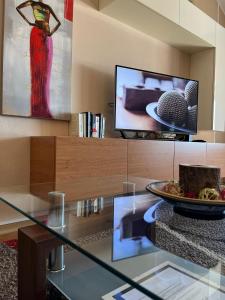 Televízia a/alebo spoločenská miestnosť v ubytovaní Apartments Four You-with sea view