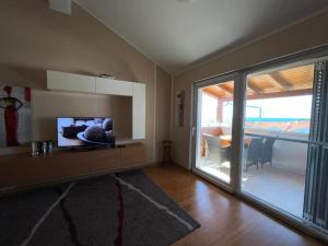 Televízia a/alebo spoločenská miestnosť v ubytovaní Apartments Four You-with sea view