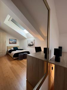 - une chambre avec un lit et un miroir dans l'établissement Apartments Four You, à Zadar
