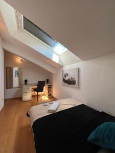- une chambre avec un lit et un bureau dans l'établissement Apartments Four You, à Zadar