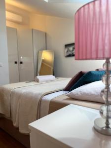 Posteľ alebo postele v izbe v ubytovaní Apartments Four You-with sea view
