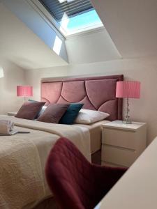 - une chambre avec 2 lits et une grande tête de lit dans l'établissement Apartments Four You, à Zadar