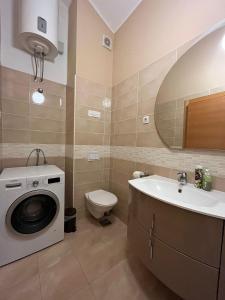 La salle de bains est pourvue d'un lave-linge et d'un lavabo. dans l'établissement Apartments Four You, à Zadar