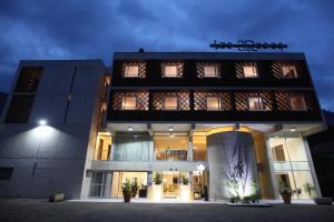 メランにあるHôtel Les Trois Roses, Meylan Grenoble The Originals Boutiqueのakritkritkritkritkritkritkritは、市内にあるブティックホテルです。