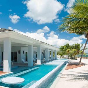 uma piscina em frente a uma villa em Luxury Cayman Villas em Driftwood Village