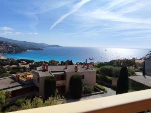 ル・ラヴァンドゥーにあるAppartement Le Lavandou, 2 pièces, 4 personnes - FR-1-308-19の家から見える海