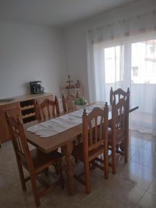 una cucina con tavolo da pranzo e sedie di Appartement à LOURINHA - 1er étage a Lourinhã